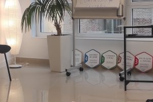 Esperando la llegada de los alumnos. Centro Psicología Carme Bosch